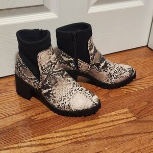 NWOT-Qupid booties size women's 8